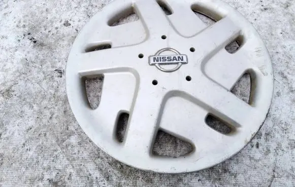 Nissan Micra R15 wheel hub/cap/trim 9314m010 9314-m010