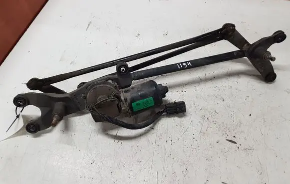 KIA Sorento Front wiper linkage and motor 981003E100