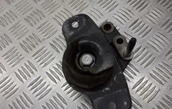 Citroen C1 Engine mounting bracket