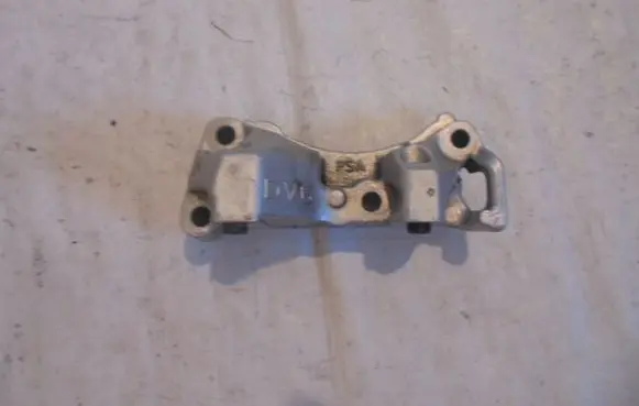 Peugeot 508 Engine mounting bracket 9688615780