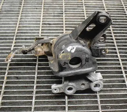Engine mount bracket