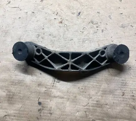 BMW 5 E39 Engine mounting bracket 10961051