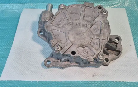 Skoda Octavia Mk2 (1Z) Vacuum pump 03L145100G 03L145100