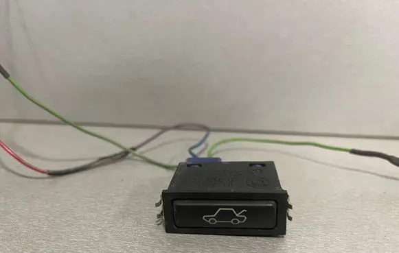 BMW 3 E46 Tailgate opening switch 8365579