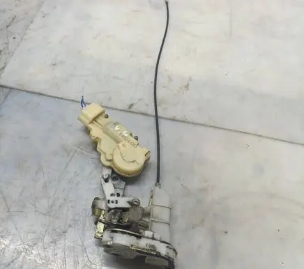 Toyota Yaris Verso Rear door lock 001030