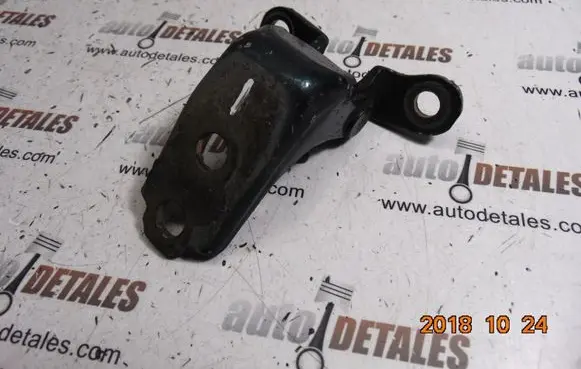Honda CR-V Front door upper hinge