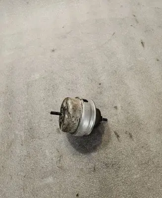 Volkswagen PASSAT B5.5 Engine mount bracket