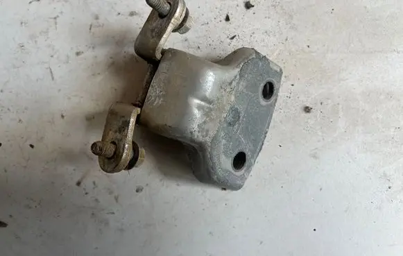 Chevrolet Aveo Front door upper hinge 