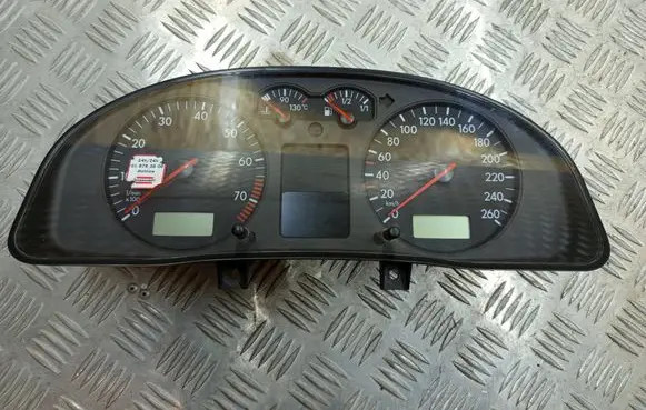 Volkswagen PASSAT B5 Speedometer (instrument cluster) 88311