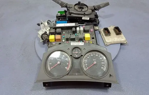 Opel Astra H Engine control unit/module ECU 12992406