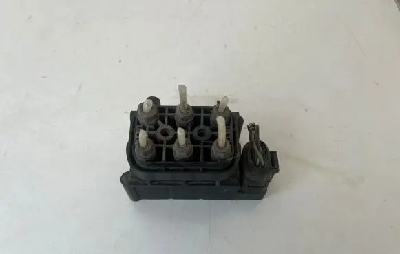 Mercedes-Benz S W221 Air suspension valve block A2513200058