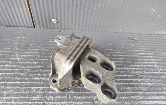Mercedes-Benz CLA C117 X117 W117 Engine mount bracket A2462400617