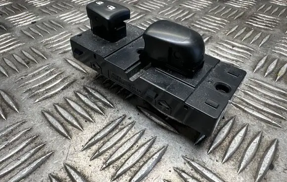 Nissan Qashqai Electric window control switch