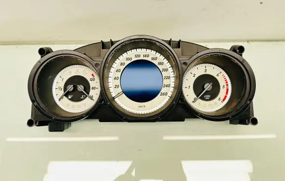 Mercedes-Benz CLS C218 X218 Speedometer (instrument cluster) A2189007302 A2C33060300