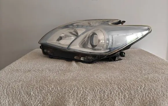 Toyota Prius (XW30) Headlight/headlamp