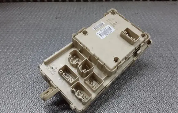 Toyota Avensis T250 Fuse module 82641CA010F