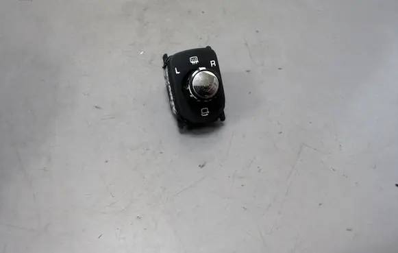 Volkswagen Touareg I Wing mirror switch 7L6959565J 059701S