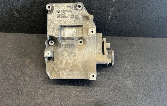 Volkswagen PASSAT B5.5 A/C compressor mount bracket 038260885C