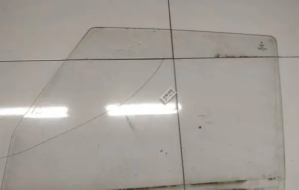 Mercedes-Benz 100 W631 Front door window glass four-door as2