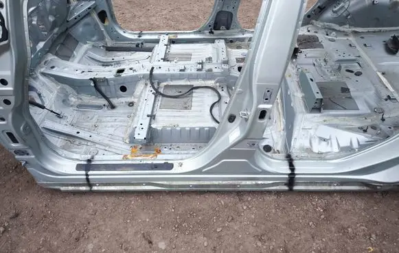 Nissan Leaf II (ZE1) Pillar (middle) 