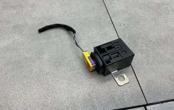 Audi A4 S4 B8 8K Battery relay fuse 4F0915519