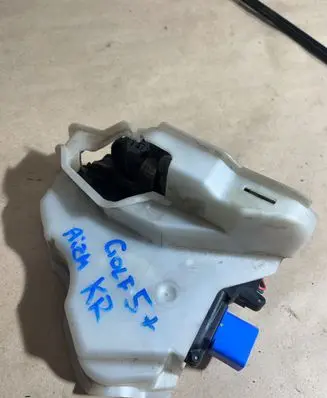Volkswagen Golf Plus Rear door lock 7L0839015