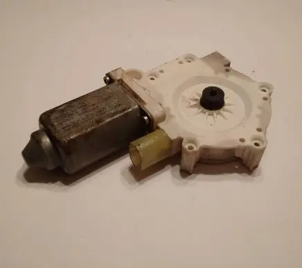 BMW 5 E39 Front door window regulator motor 67628360511 E007006001C 9030144