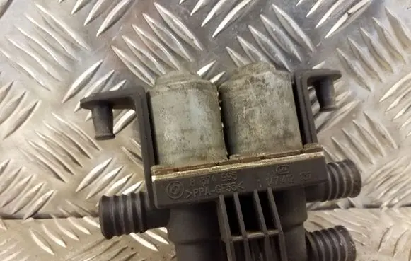 BMW 5 E39 Coolant heater control valve 8374995 1147412137