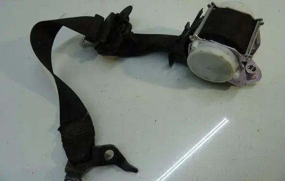 BMW 1 E81 E87 Front seatbelt 33059849