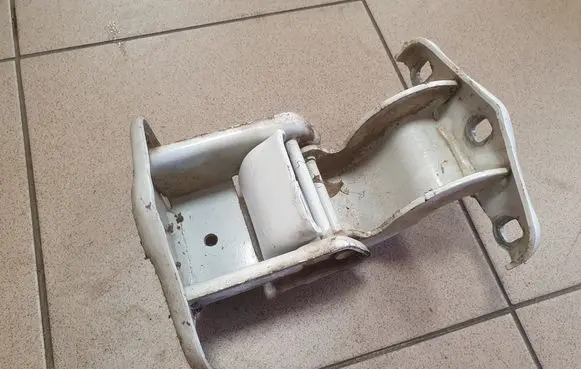 Opel Vivaro Loading door lower hinge 