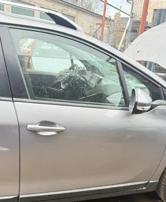 Peugeot 2008 I Front door 
