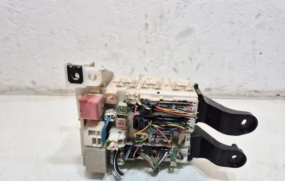 Toyota Corolla E140 E150 Fuse module 8273002770 05328F20