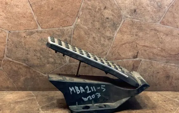 Mercedes-Benz E C207 W207 Accelerator throttle pedal A2073000200