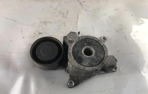 Toyota Auris 150 Alternator belt tensioner 