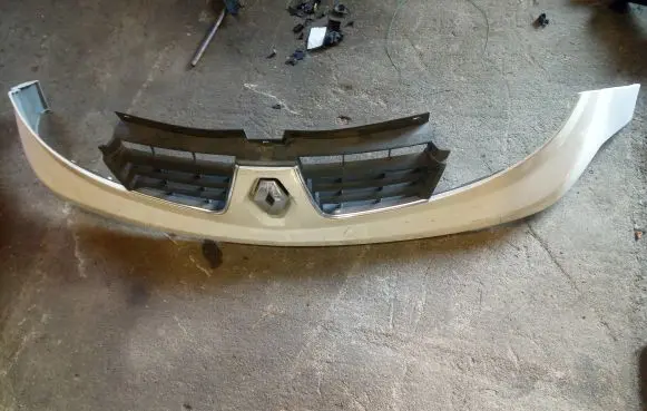 Renault Trafic II (X83) Front bumper upper radiator grill
