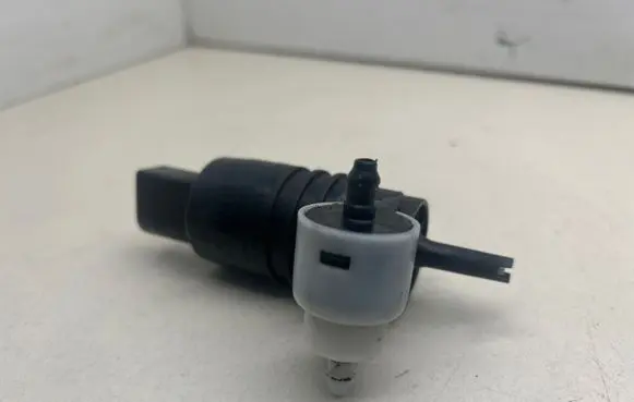 BMW 2 F46 Windscreen/windshield washer pump 7388349 1170308170222
