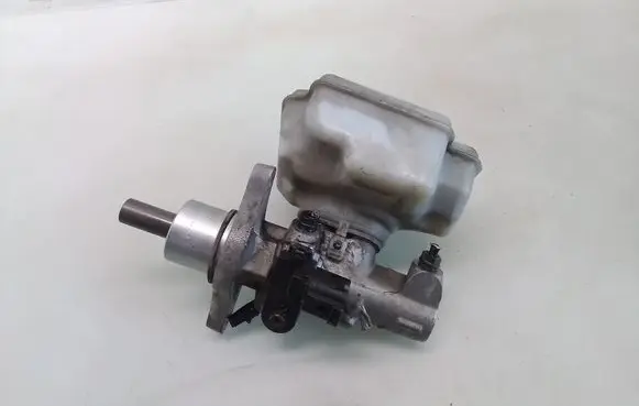 Master brake cylinder
