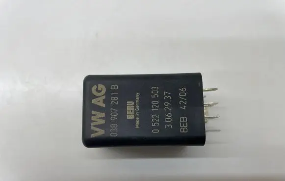 Volkswagen PASSAT B6 Glow plug pre-heat relay 038907281B