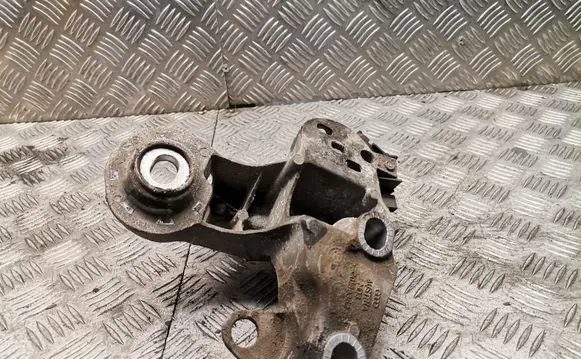 Volkswagen PASSAT B5 Engine mounting bracket 4b0199352