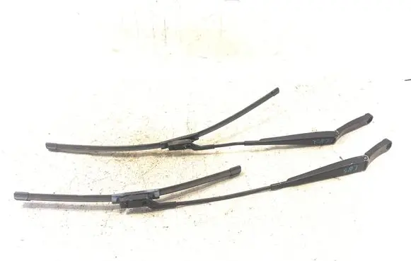 Volkswagen PASSAT B6 Front wiper blade arm
