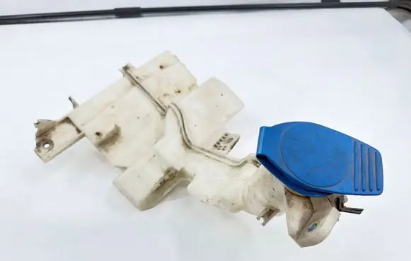 Volkswagen PASSAT B7 Windshield washer fluid reservoir/tank 8D0955455