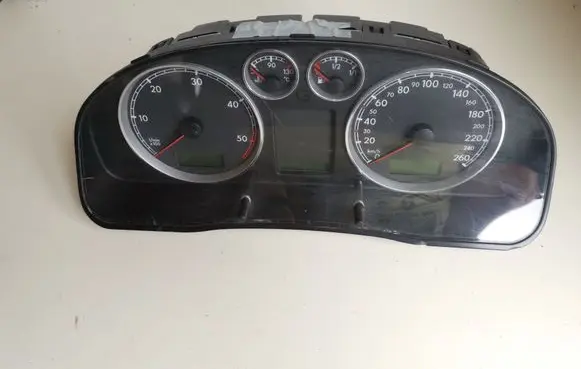 Volkswagen PASSAT B5.5 Speedometer (instrument cluster) 3B0920807G