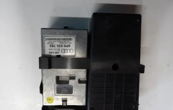 Audi A3 S3 8P CD/DVD changer 8P0035785 0100006000