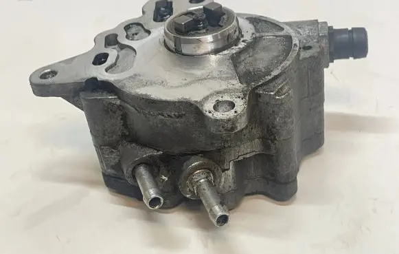 Volkswagen PASSAT B6 Vacuum pump 03G145209 320706