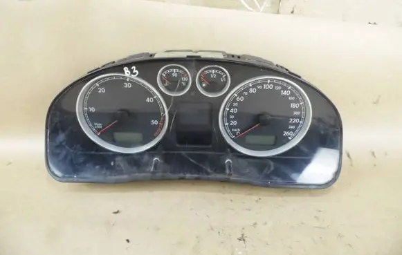 Volkswagen PASSAT B5.5 Speedometer (instrument cluster) 3B0920827A