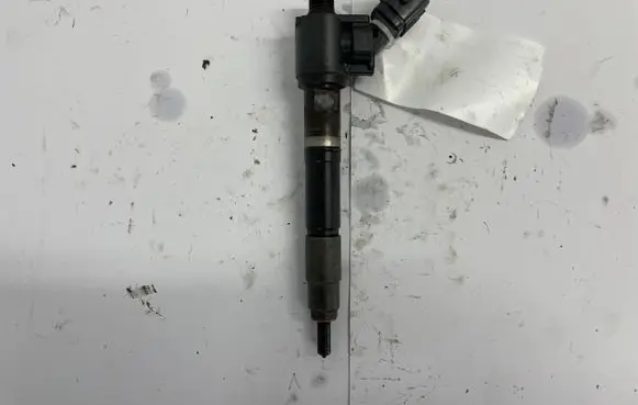 Volvo S60 Fuel injector 31405404
