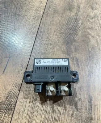 Mercedes-Benz C W204 Charging relay A0009822023 1110029