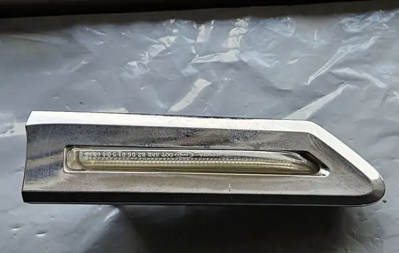 Front fender indicator light