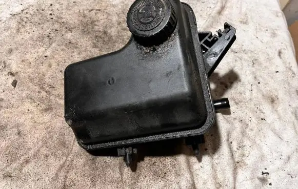 Peugeot 607 Power steering fluid tank/reservoir 9632497280