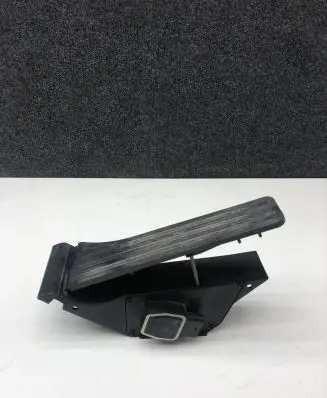 Mercedes-Benz E W212 Accelerator throttle pedal A4513000000